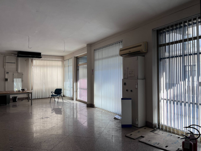 Locale commerciale in vendita a Aci Castello (CT)