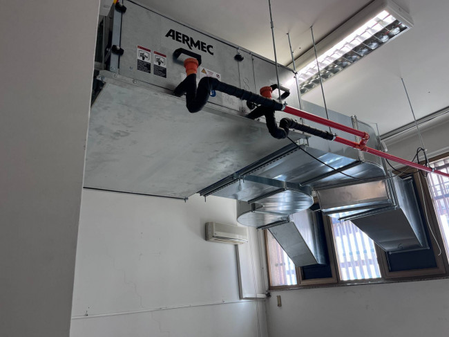 Locale commerciale in vendita a Aci Castello (CT)