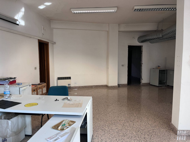 Locale commerciale in vendita a Aci Castello (CT)