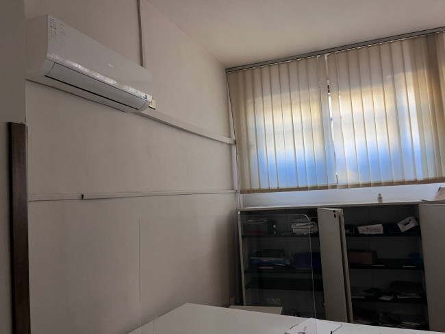 Locale commerciale in vendita a Aci Castello (CT)