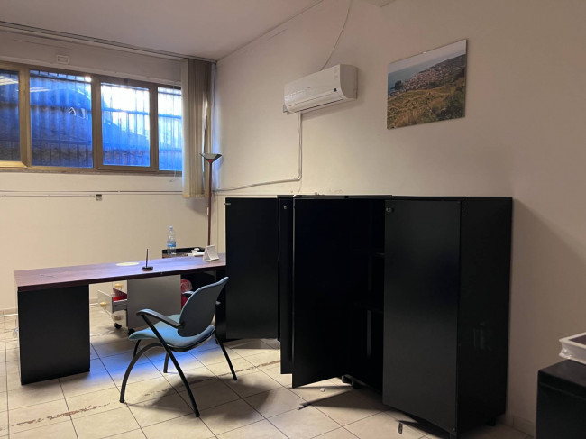 Locale commerciale in vendita a Aci Castello (CT)