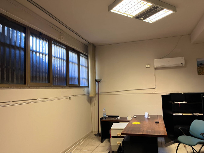 Locale commerciale in vendita a Aci Castello (CT)