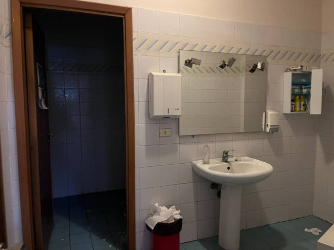 Locale commerciale in vendita a Aci Castello (CT)