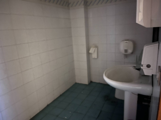 Locale commerciale in vendita a Aci Castello (CT)