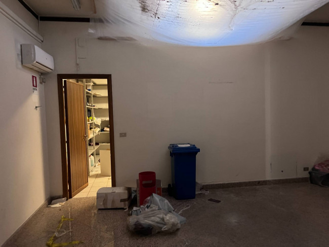 Locale commerciale in vendita a Aci Castello (CT)