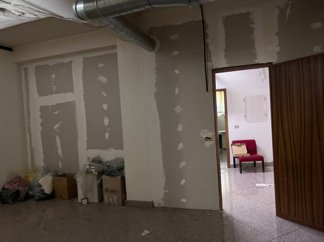 Locale commerciale in vendita a Aci Castello (CT)