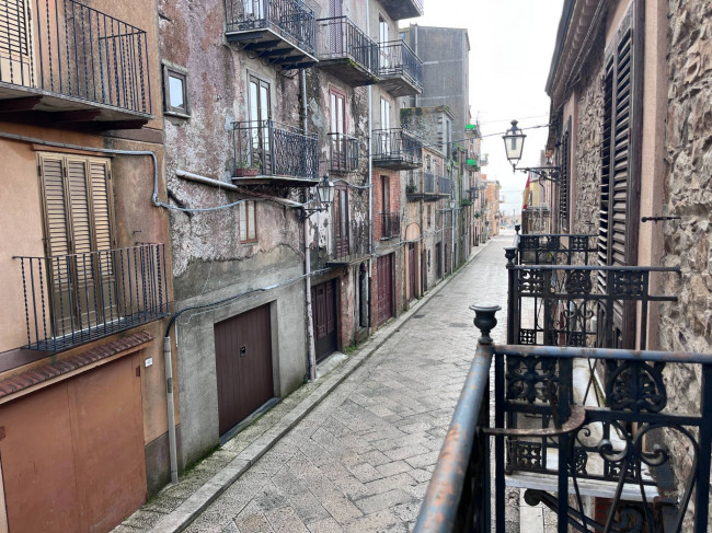 Whole building for sale in San Mauro Castelverde (PA)