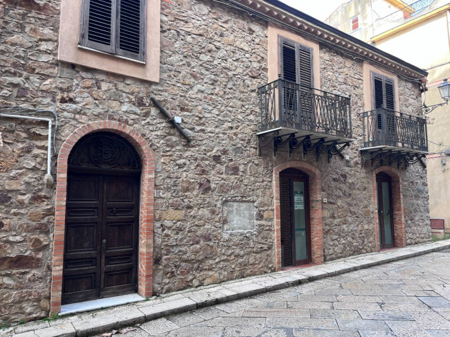 Whole building for sale in San Mauro Castelverde (PA)