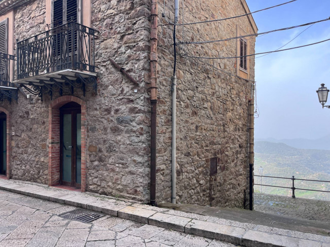 Whole building for sale in San Mauro Castelverde (PA)