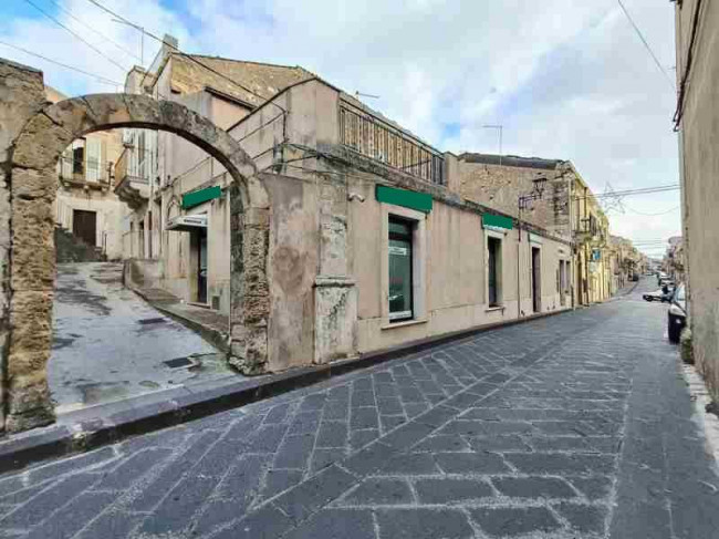 A reddito in vendita a Ferla (SR)