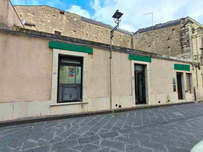 A reddito in vendita a Ferla (SR)