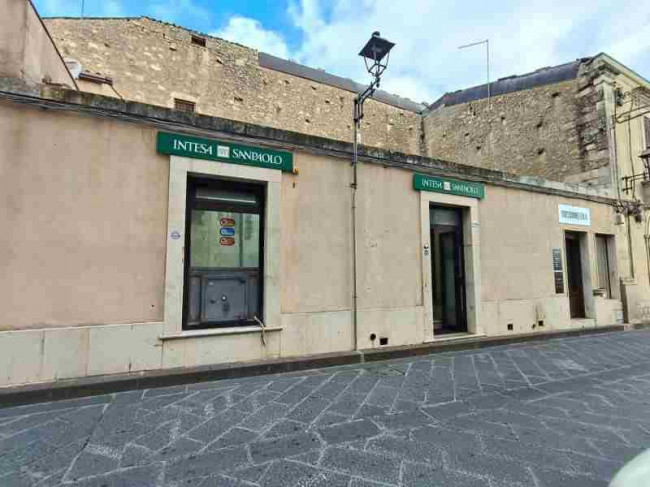 A reddito in vendita a Ferla (SR)