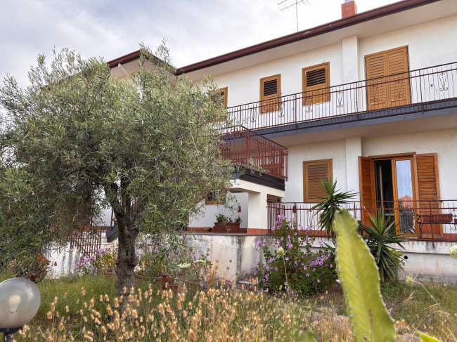 Intero stabile residenziale in vendita a Mascalucia (CT)