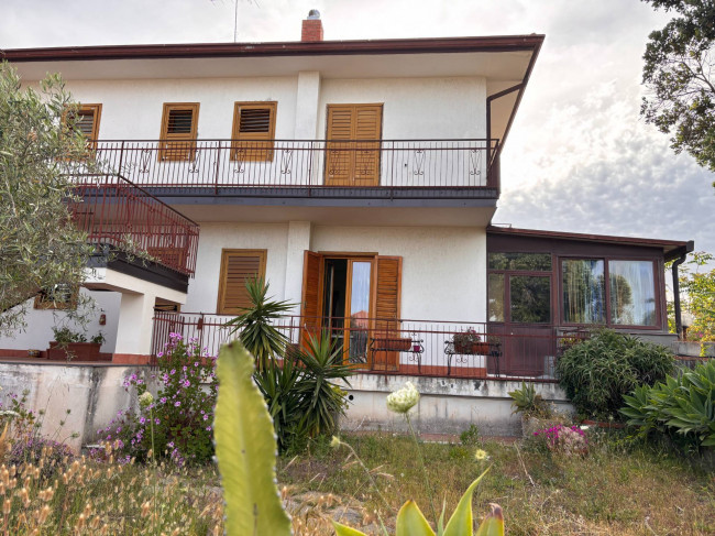 Intero stabile residenziale in vendita a Mascalucia (CT)