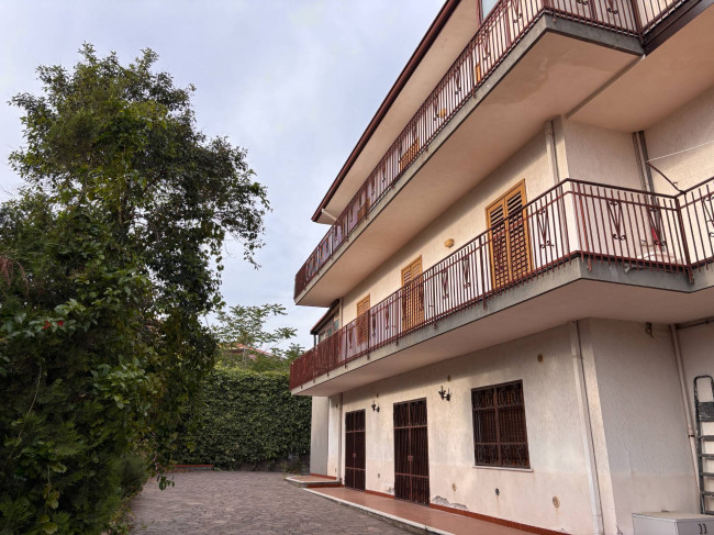 Intero stabile residenziale in vendita a Mascalucia (CT)