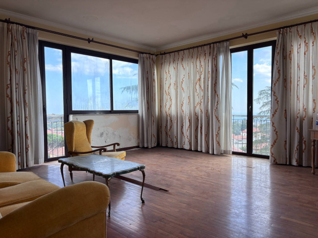 Intero stabile residenziale in vendita a Pedara (CT)