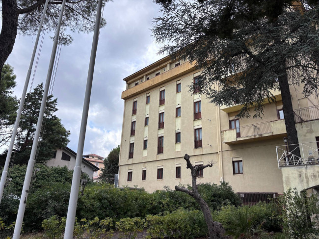 Intero stabile residenziale in vendita a Pedara (CT)
