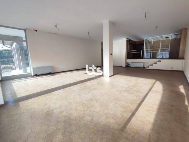 Locale commerciale in vendita a Costa Volpino