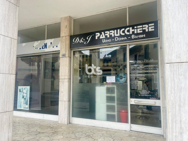 Locale commerciale in affitto a Sarnico