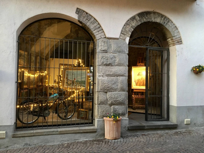 Locale commerciale in vendita a Sarnico