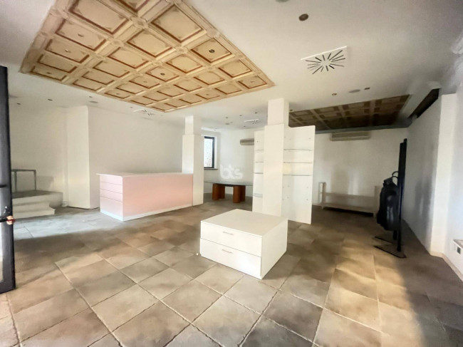 Locale commerciale in vendita a Sarnico