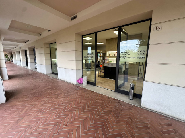 Locale commerciale in vendita a Adro