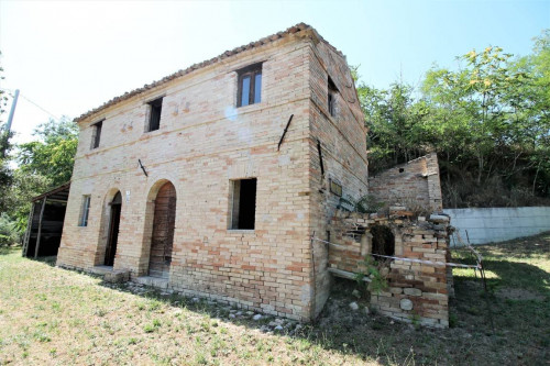 Rustico/Casale in vendita a Carassai