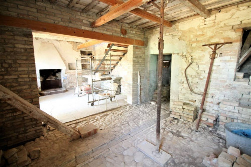 Rustico/Casale in vendita a Carassai