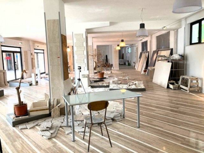 Locale commerciale in vendita a Ascoli Piceno