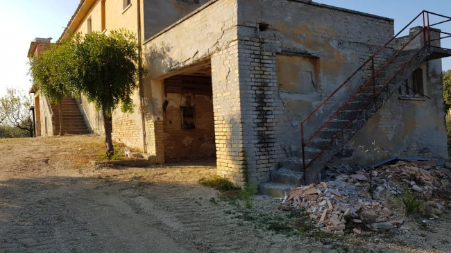 Rustico/Casale in vendita a Monsampolo del Tronto