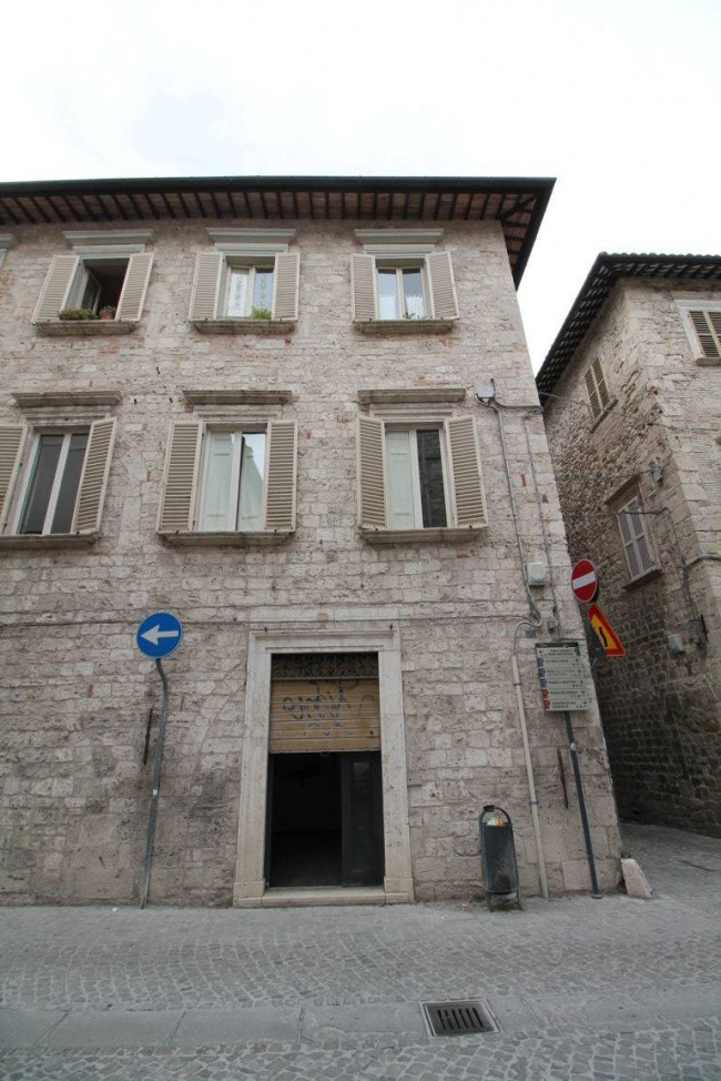 Locale commerciale in vendita a Ascoli Piceno