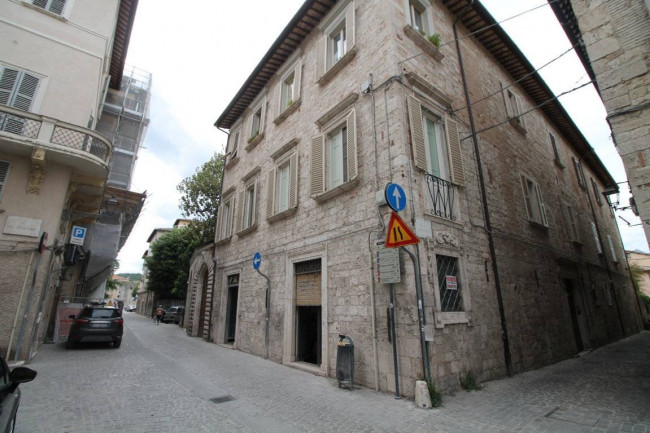 Locale commerciale in vendita a Ascoli Piceno