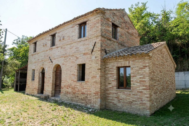 Rustico/Casale in vendita a Carassai