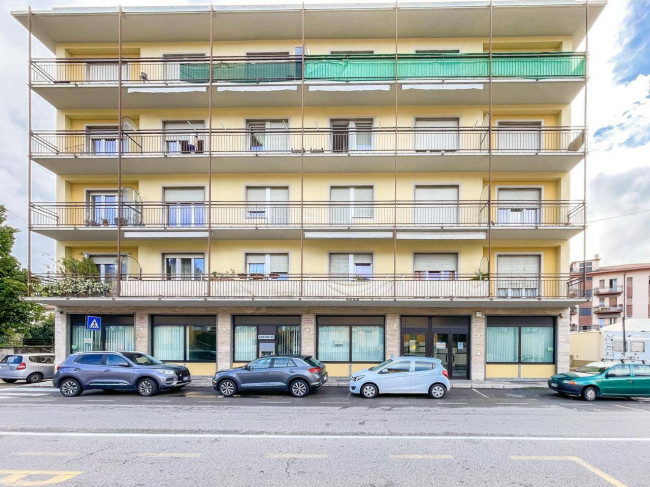 Locale commerciale in affitto a Gazzada Schianno