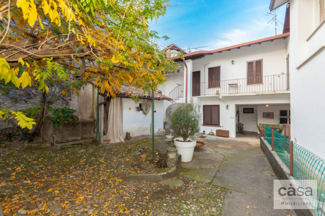 Porzione di Casa in vendita a Gazzada Schianno