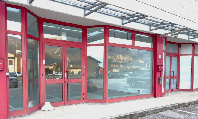 Locale commerciale in vendita a Gemona del Friuli