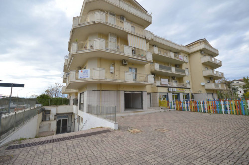 Locale Commerciale in affitto a Corigliano-Rossano