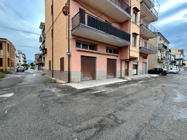 Locale Commerciale in vendita a Corigliano-Rossano