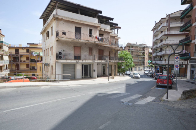 Locale Commerciale in vendita a Corigliano-Rossano