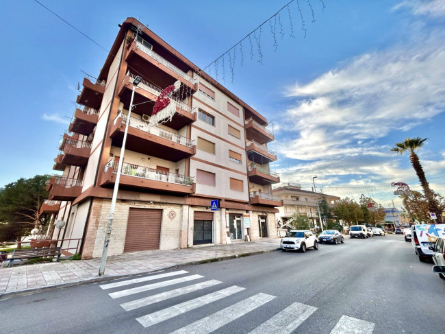 Locale Commerciale in vendita a Corigliano-Rossano