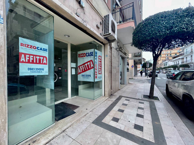 Locale Commerciale in affitto a Corigliano-Rossano