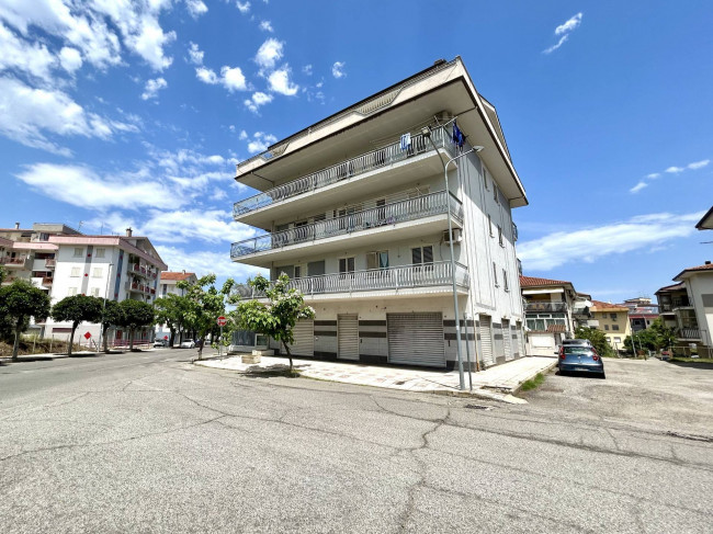 Locale Commerciale in affitto a Corigliano-Rossano