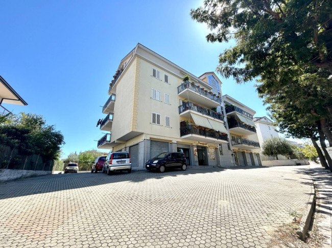 Locale Commerciale in affitto a Corigliano-Rossano