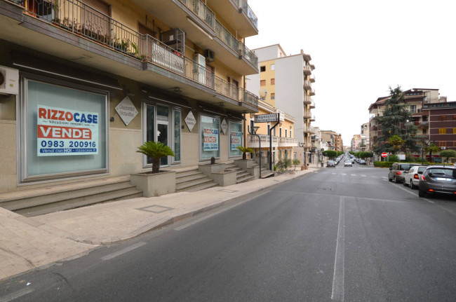 Locale Commerciale in vendita a Corigliano-Rossano