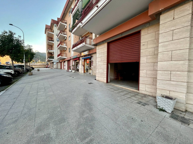 Locale Commerciale in vendita a Corigliano-Rossano