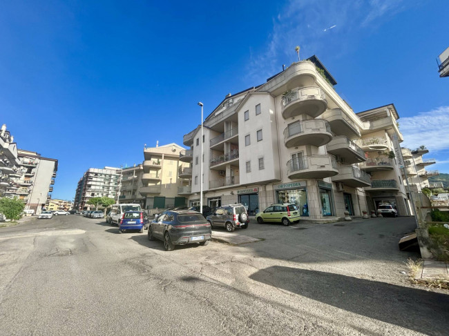Locale Commerciale in vendita a Corigliano-Rossano