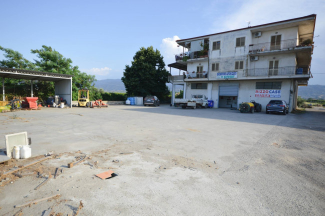 Locale Commerciale in vendita a Corigliano-Rossano