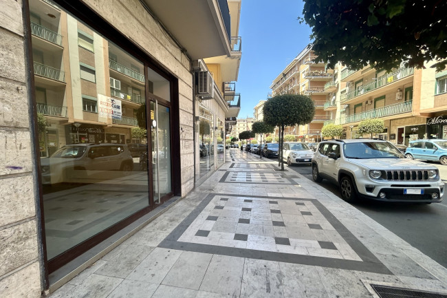 Locale Commerciale in vendita a Corigliano-Rossano