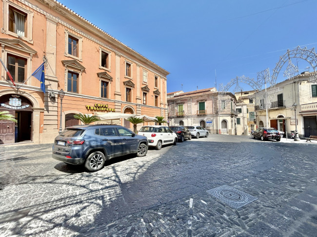 Locale Commerciale in vendita a Corigliano-Rossano