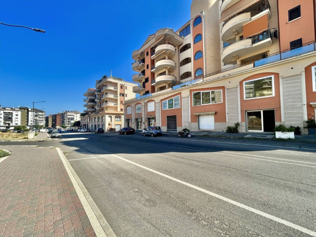 Locale Commerciale in affitto a Corigliano-Rossano